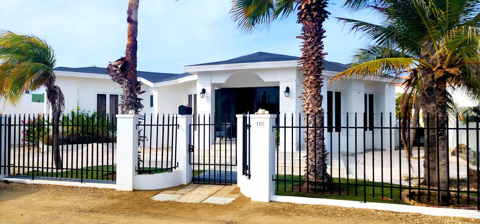 Esmeralda 110 House with 2 Apartments